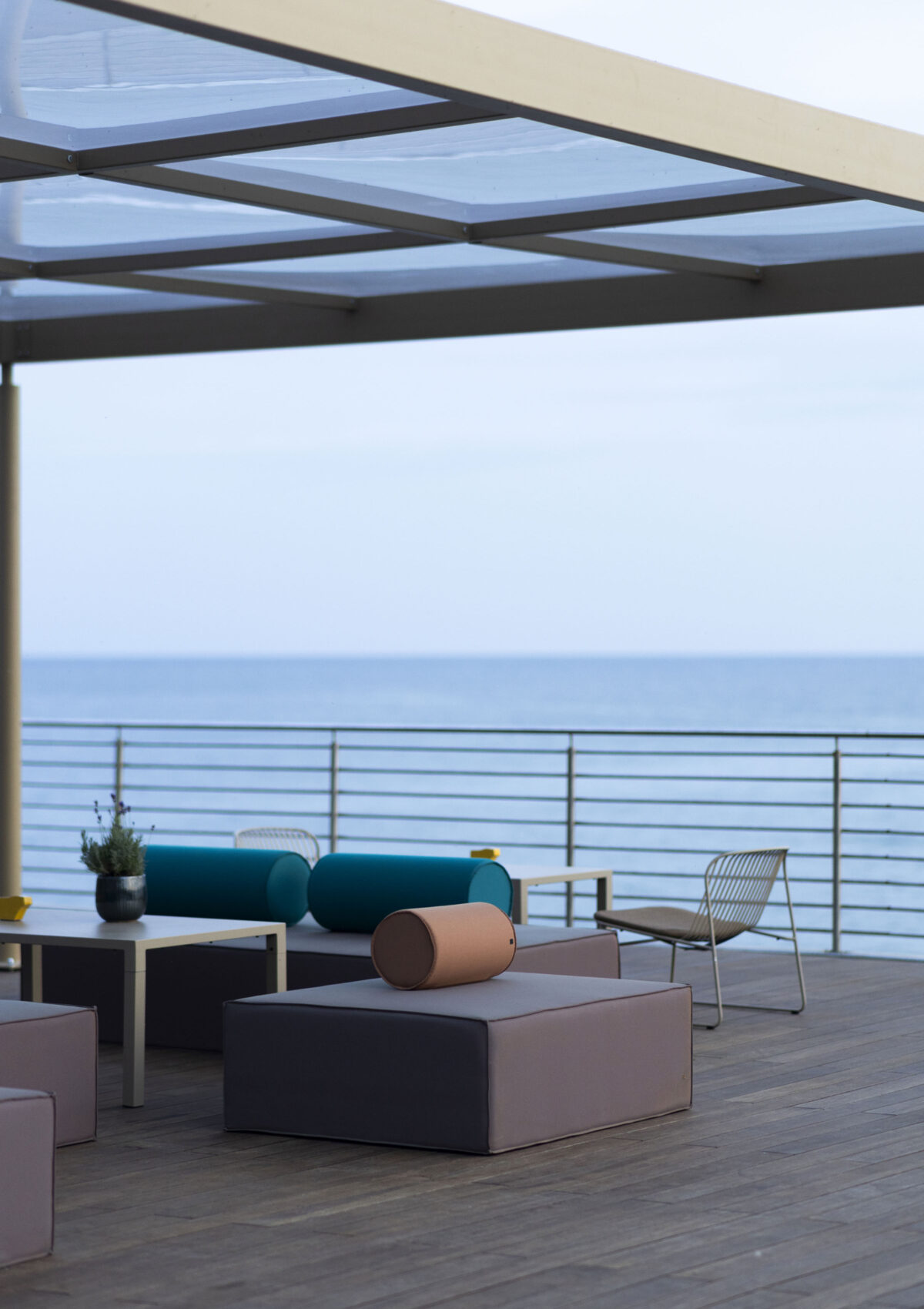 Composizione di divani modulari Reef Dynamic Island per area lounge hospitality
